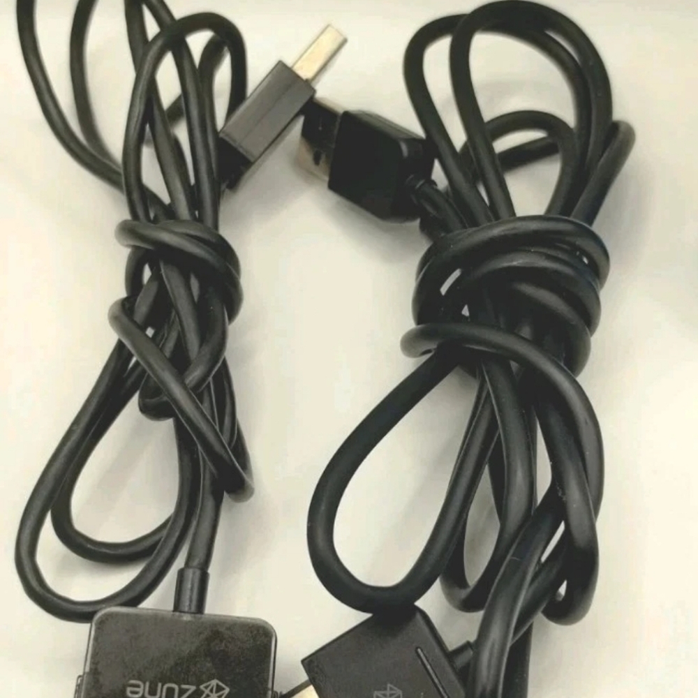 Zune Media Player 32 GB Bundle w/Sony Wired Earphones & 2 Power Cords. Silver - Picture 6 of 6